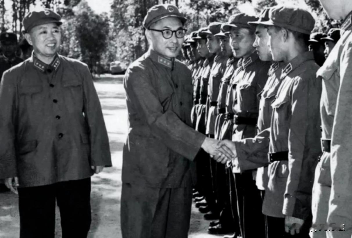 有人让宋时轮揭发陈毅。宋时轮却不说陈毅一句坏话。为了保护老部下，陈毅示意宋时轮，