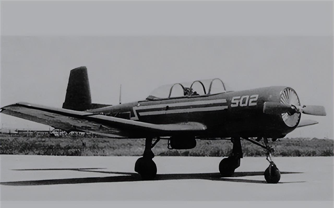 1954年，福建渔民周陶安刚把渔网搬到船上，准备出海。引擎声突然从云层里砸下