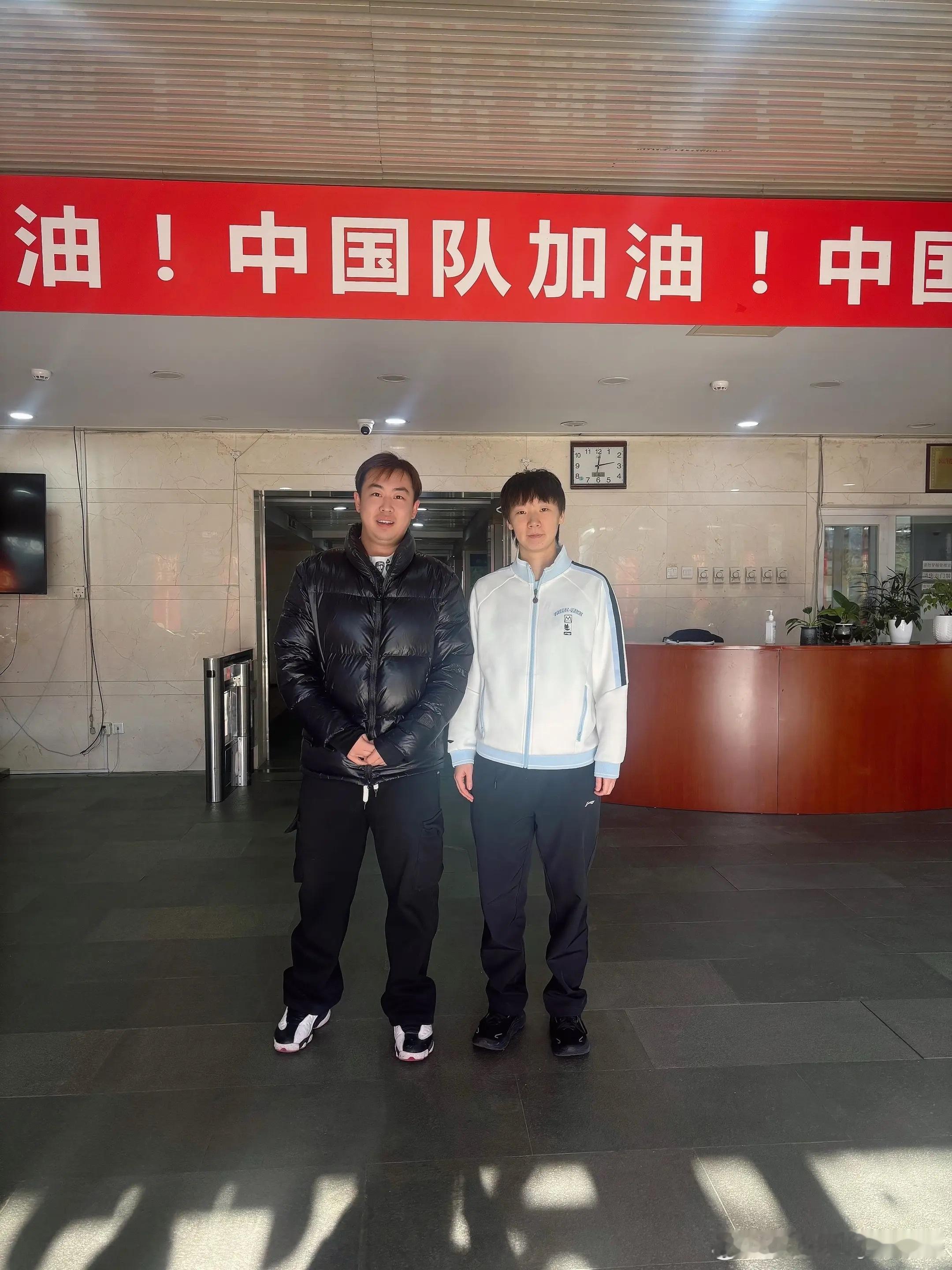 王曼昱合影1p📷（cr:夏銘骏🏓）（有说新年第一拍，或许是新鲜的🐟吧