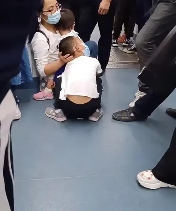 📢废掉一个孩子最快的方式，就是不停跟他“讲道理”！昨天在电梯里，看
