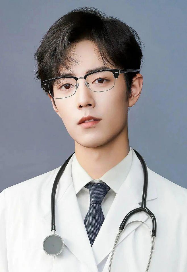 肖战的每个角色，都像在演我们自己。《陈情令》里魏无羡的笑与泪，是少年被迫长大