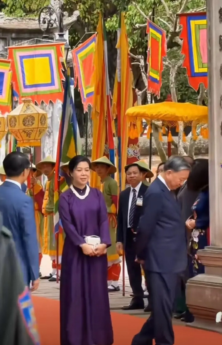 心事重重！苏林在文庙国子监门口等候马克龙，来回踱步显得坐立不安。实际上，苏林