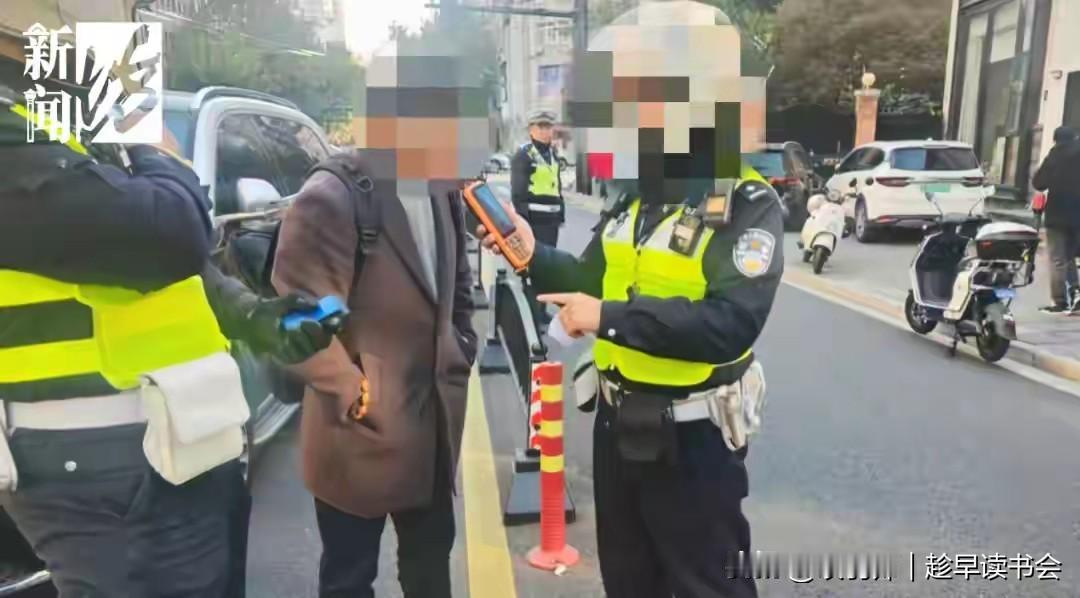 上海徐汇闹市，一名西装男子张某醉驾失控，接连两次撞击道路隔离栏。被辅警截停后，他