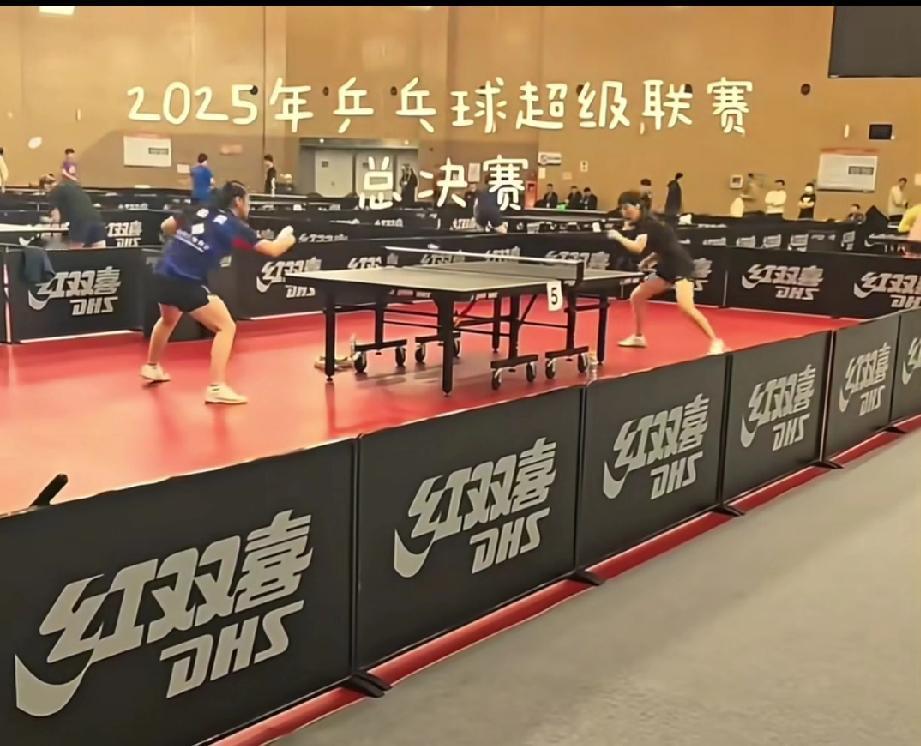 乒超总决赛备战ing！王曼昱徐奕对拉训练火力拉满2025乒超联赛总决赛赛场