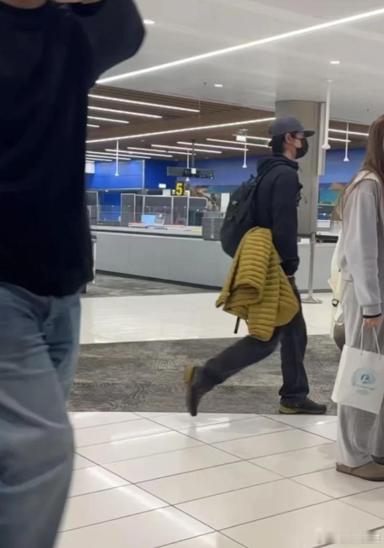 王一博新西兰回国王一博新西兰出发回国王一博新西兰出发回国，好潮的穿搭，好帅啊[