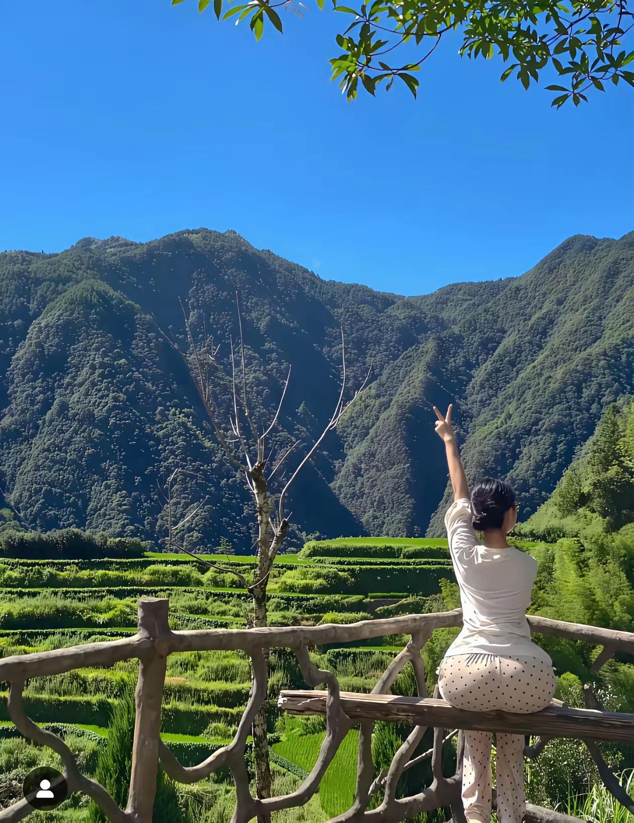 在山间梯田上，与大自然亲密接触，感受宁静与美好。🌿🍃🍃