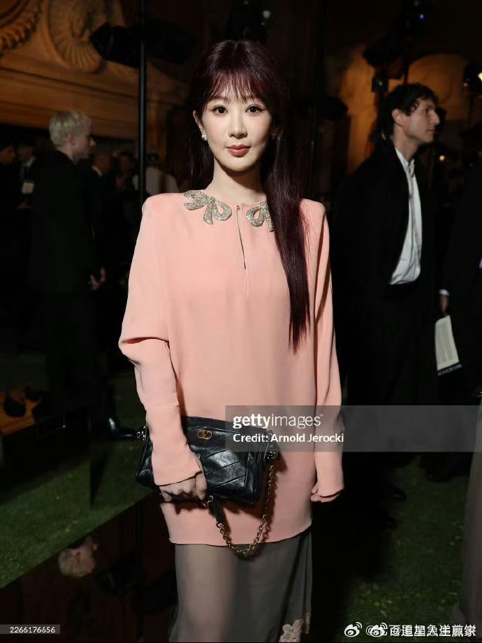 杨紫时装周G社生图，黑长直红发，眼前一亮的风格好漂亮