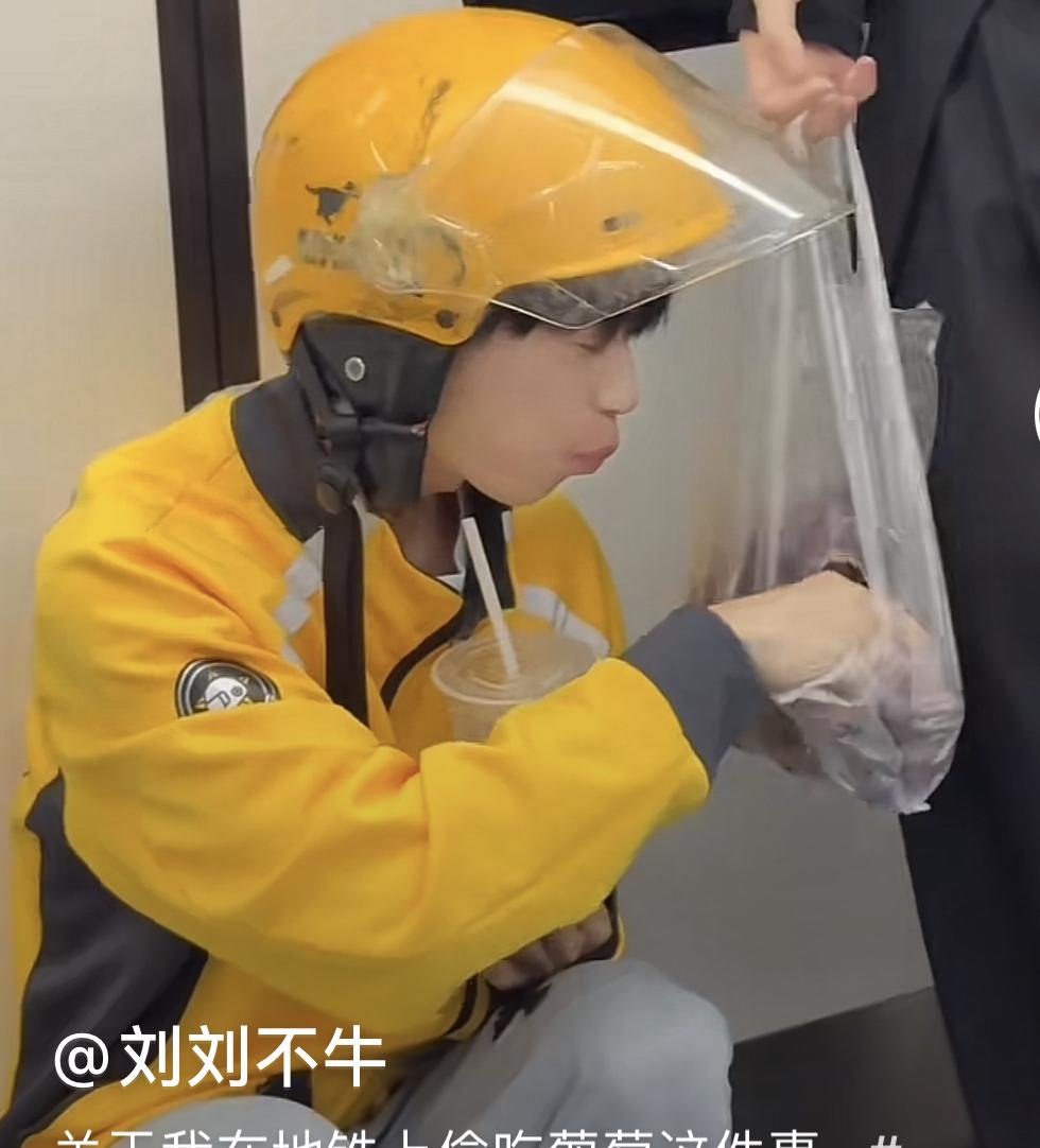 张凯失业后，被“外卖月入过万”的宣传吸引，没多想就入了行，结果刚起步就被各种费用