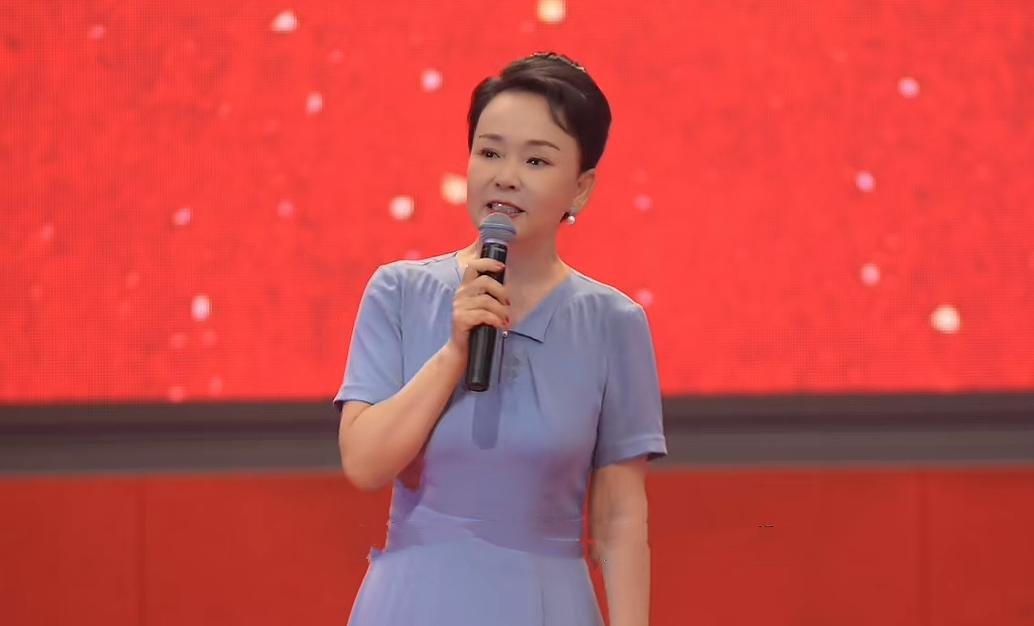 还记得安英吗？那位洒脱且自然，透着优雅的蓝海书记！安英书记因优雅的讲话备受全网