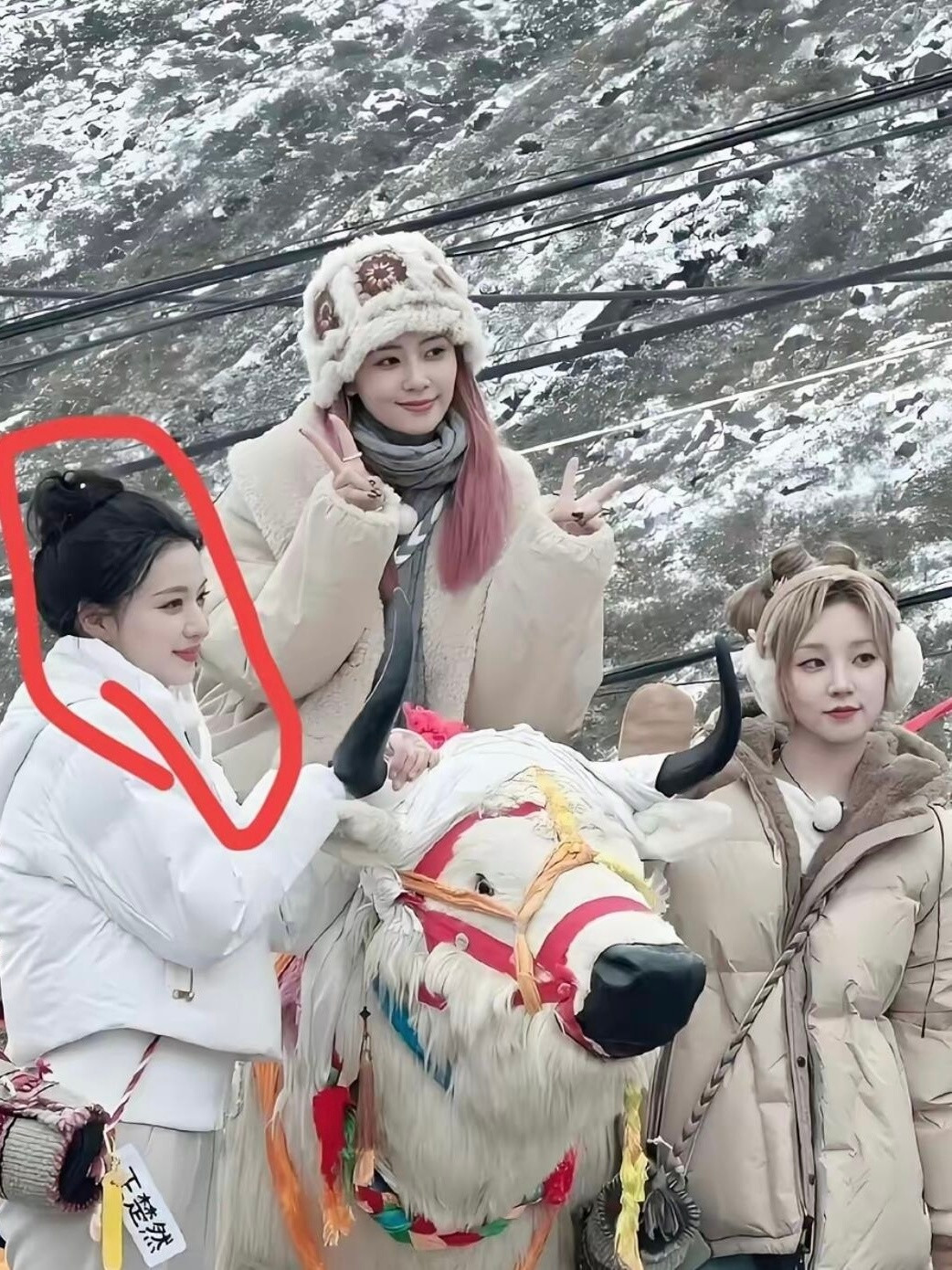 王楚然每次在合照里都好突出，仿佛和旁边的人不在一个图层。