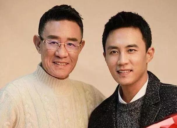 2017年，63岁的杜志国三婚不久，又看上了45岁的杨女士，还送了房子钥匙。没多