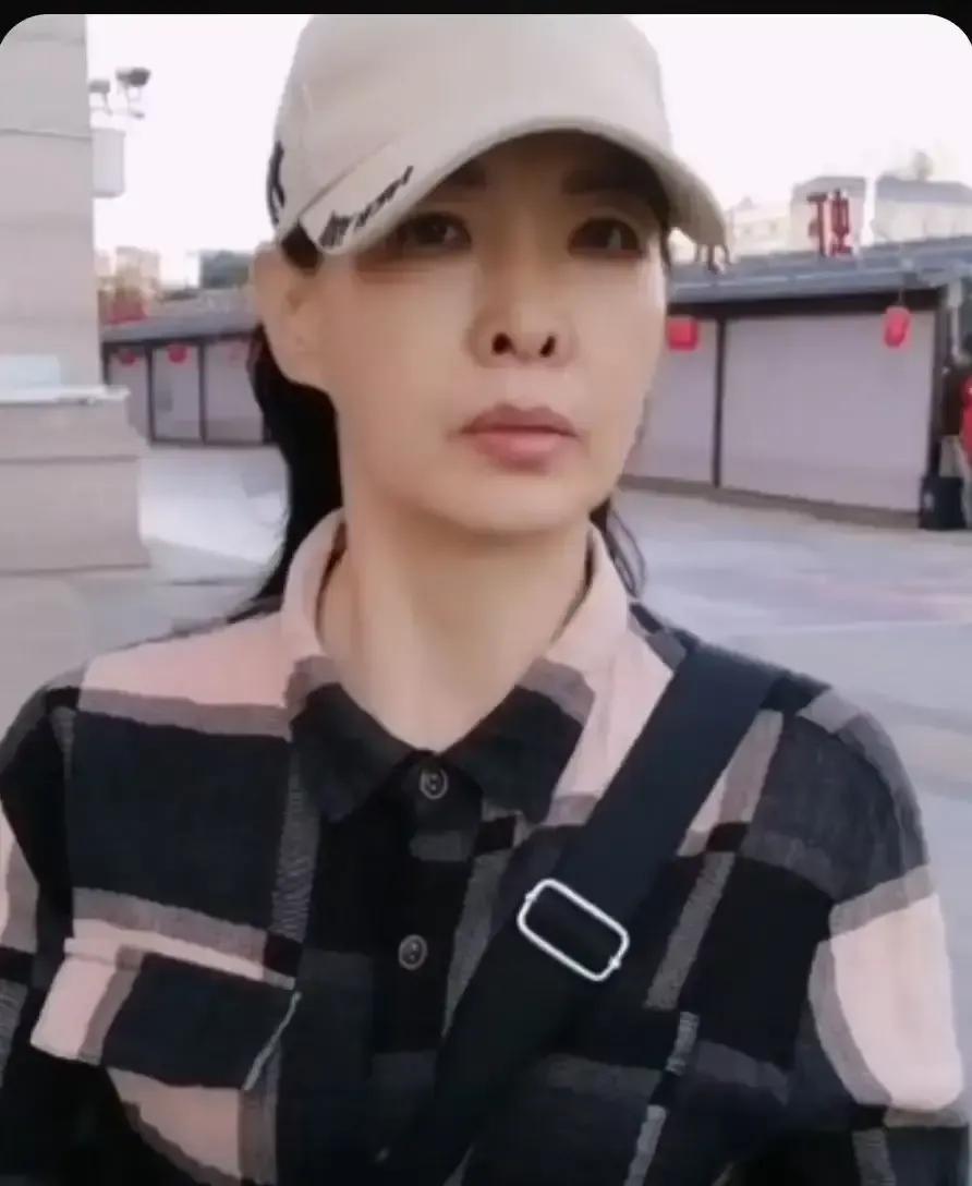 刷到一位老哥的视频，他说自己60岁从城里搬回农村老家，结果两年过去，天天跟旱厕、