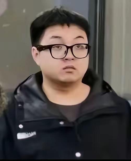 杭州一位小米车主，提车当天就意外撞上了销售。这事过去好几天了，再刷到视频时，目光