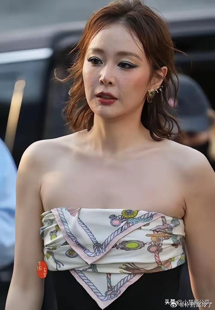 她的美貌被严重高估了，其实从前些年演戏时她就很普通