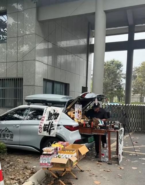 分寸被无视，博流量过火！9月23日，江苏响水，网名汉哥的男子在殡仪馆门口摆摊卖