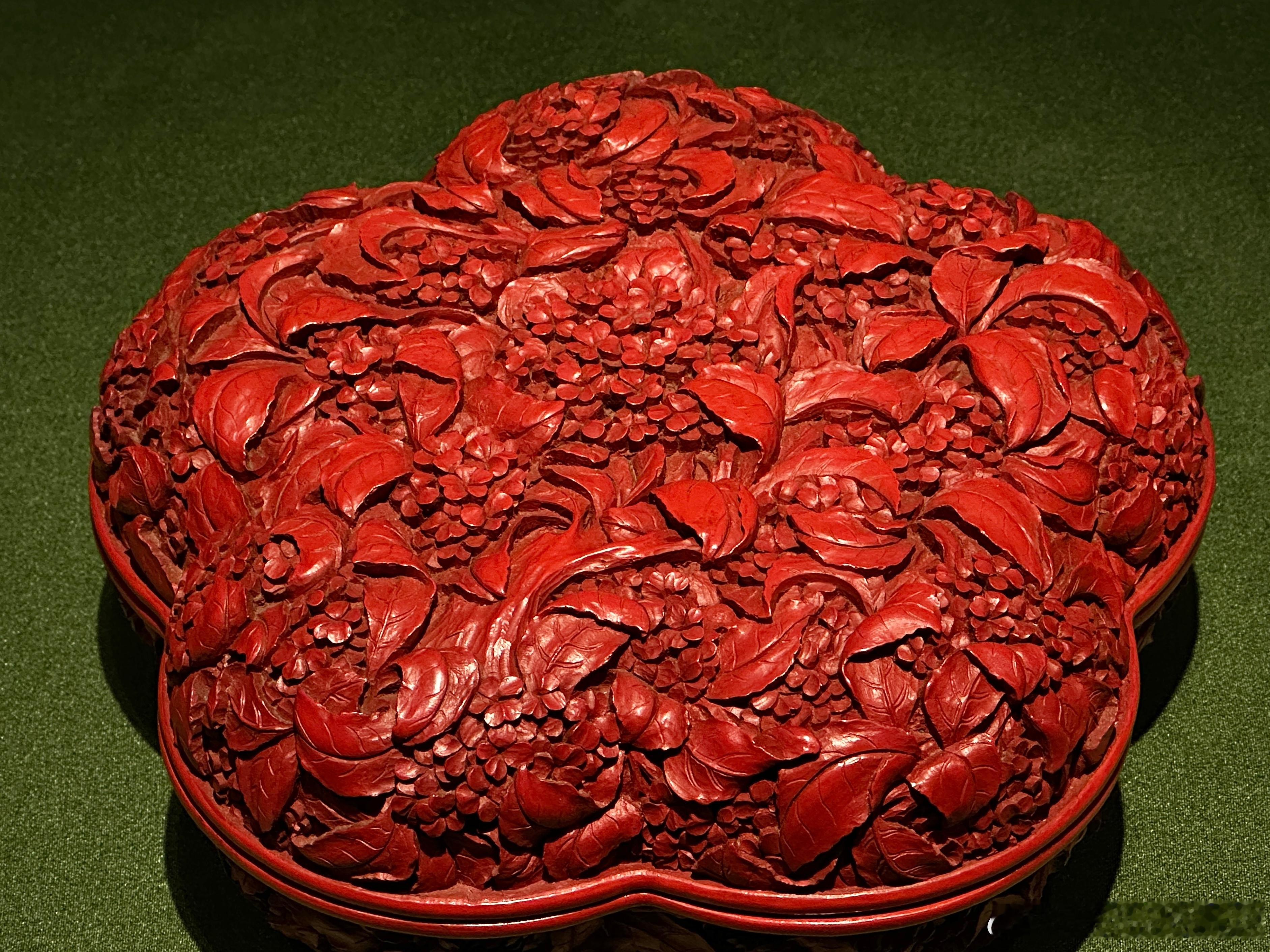 剔红团香纹梅花式盒清乾隆(公元1736-1795年)故宫博物院藏盒木胎,梅花式