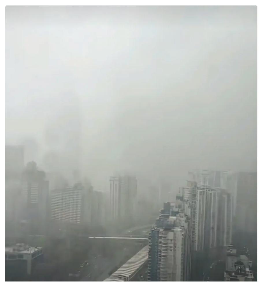 “水龙王”在深圳发威了？今早五点多深圳就下起大暴雨，雨势一直没减弱，连续下足
