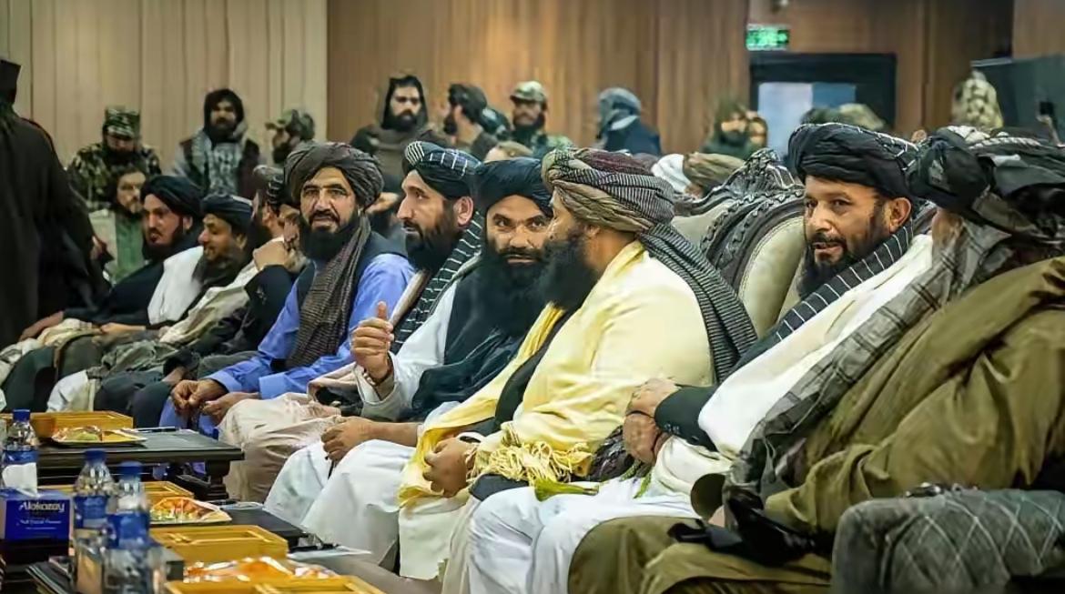 阿富汗简直是女性地狱啊。喀布尔的二月，风沙裹着一股腐朽的味道，刮得人睁不开