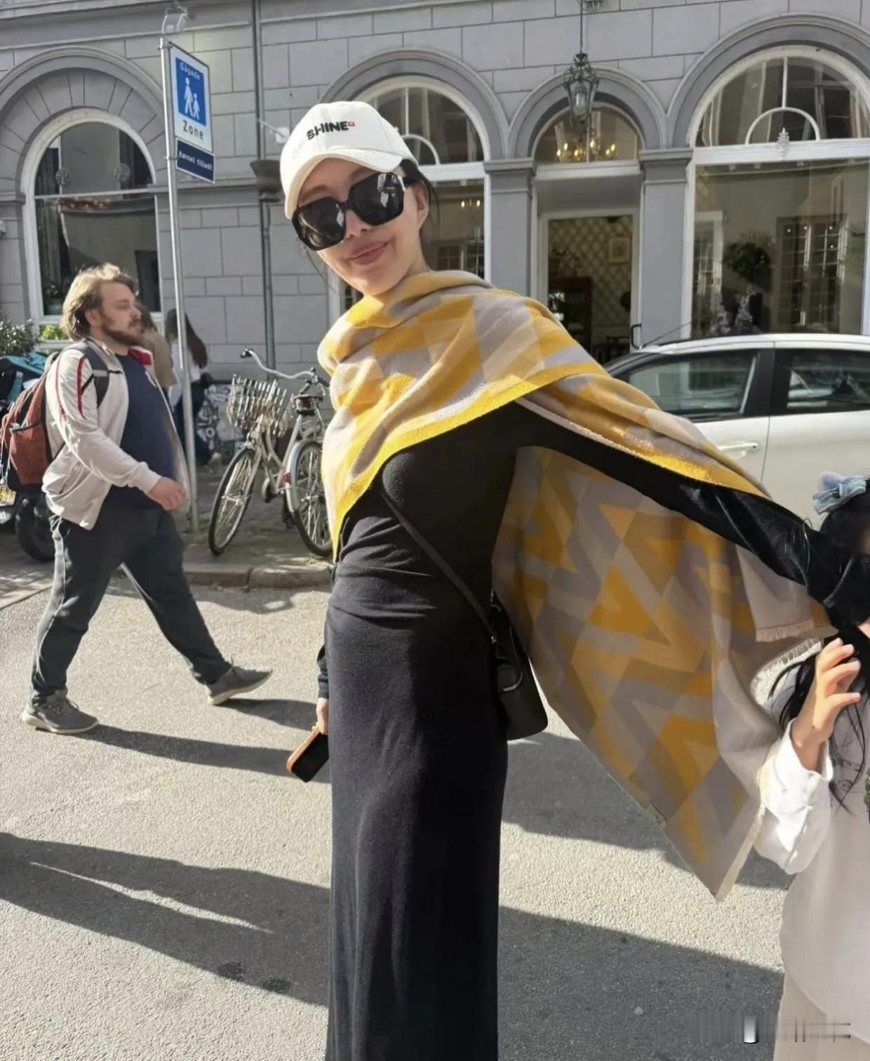 近日，有网友偶遇田朴珺带着女儿AA现身丹麦哥本哈根。45岁的田朴珺腰腹平坦，四肢