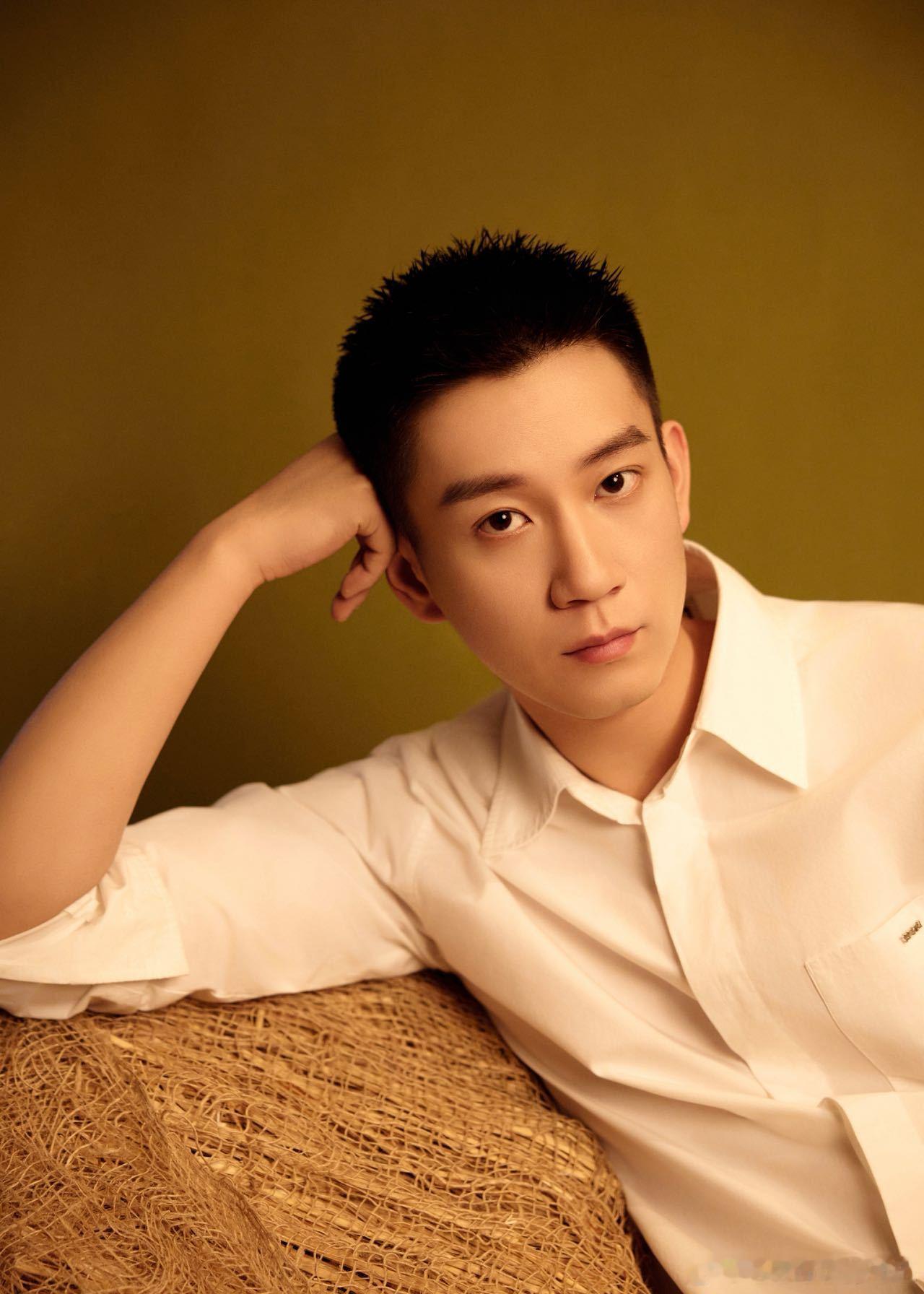 不知道 王子奇的寸头很顶寸头是帅哥检验标准？王子奇完美通关！优越头骨+硬朗五官