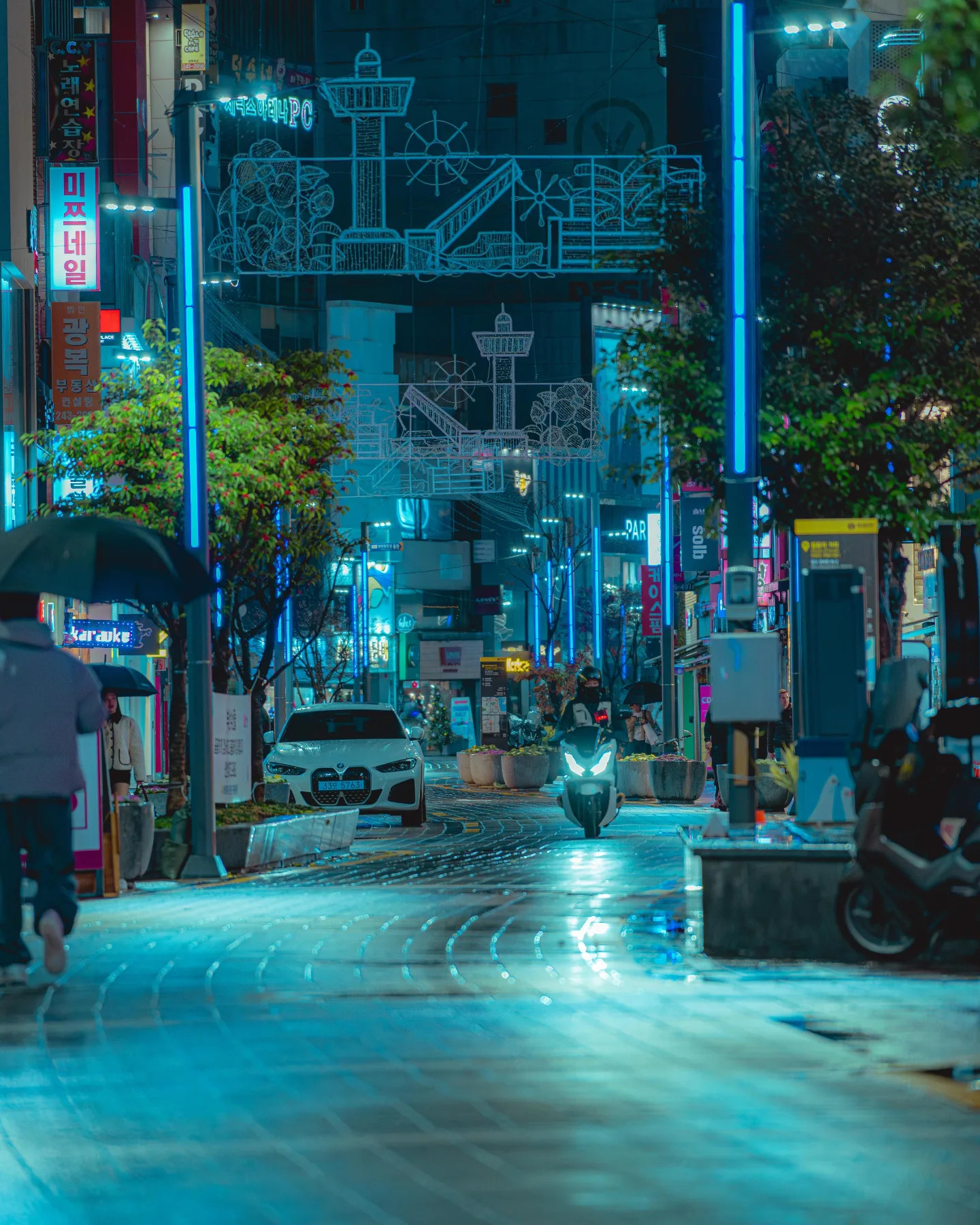 //刷到了摄影师拍摄的三年前的釜山生日应援复古氛围好美📍2023年