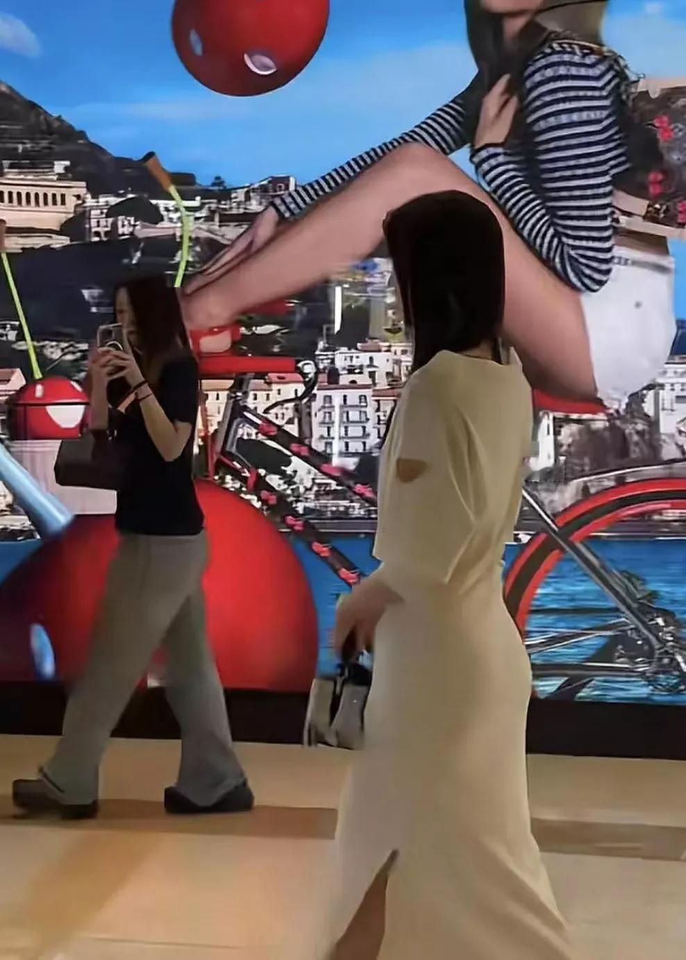 韩国知名女星全智贤现身中国澳门，出席当地LV新店的开业典礼身为韩国公认的大美女
