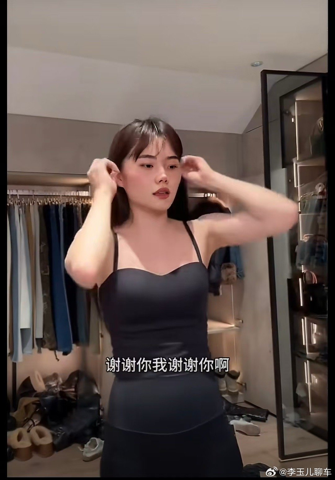 #井迪直播被说怀孕了#哈哈，确实小肚子有点鼓鼓的，但是，那不是怀孕哈，其实我挺膈应说，你这两天有点胖