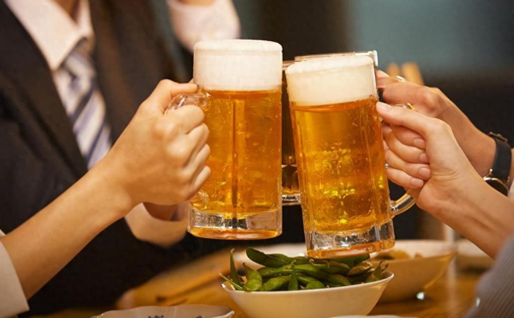 听一句劝：高血压不想脑出血，4种酒要少喝，再馋也要忍住饭桌上很多人查出血压偏