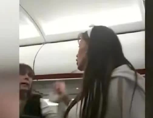 太缺德了！飞机上，中年大叔放行李时被一女子骂，还被吐了脸。