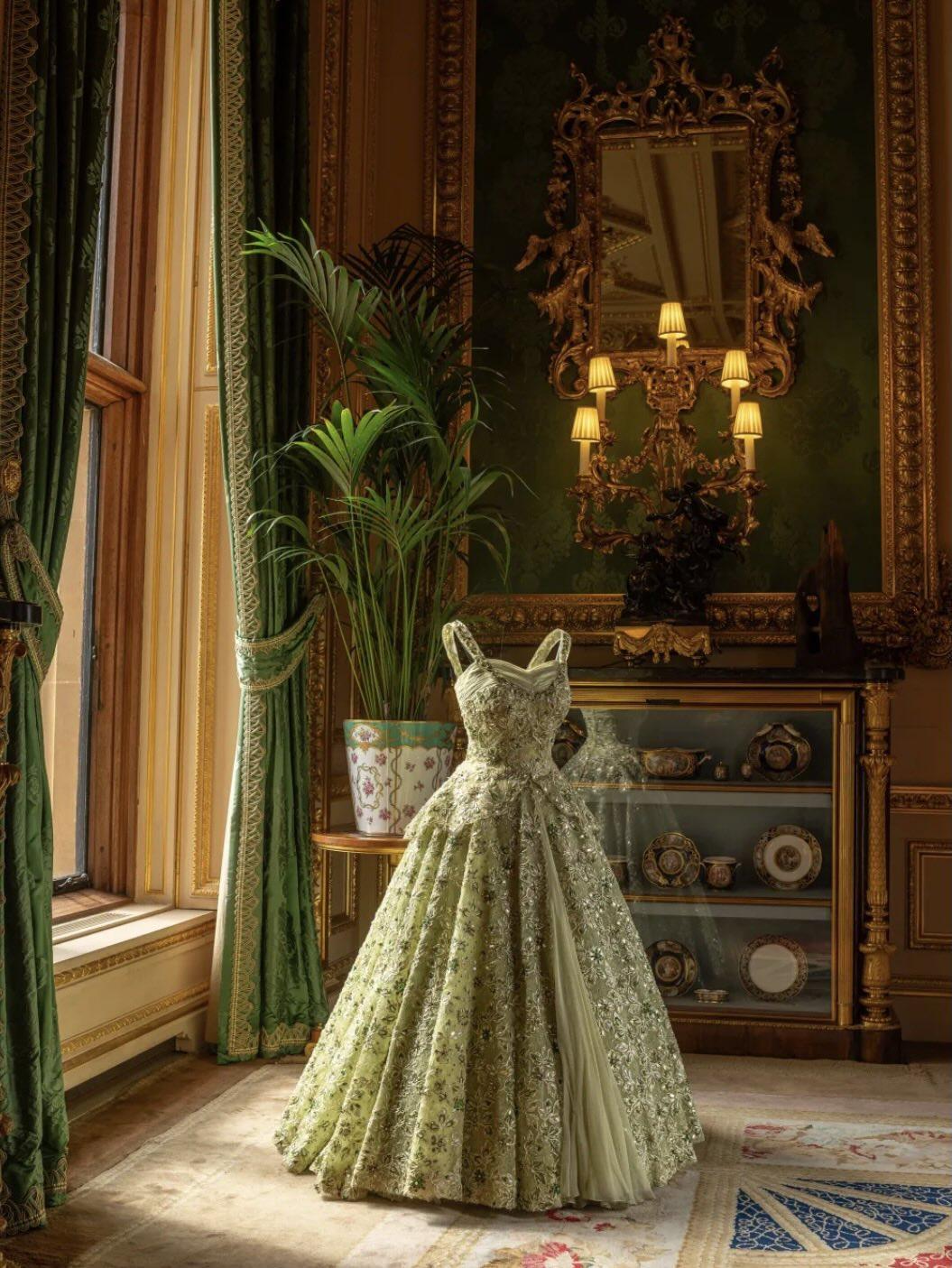 首页看到有服饰博主提到，4.10-10.18，带英白金汉宫将有伊二服饰回顾展。据