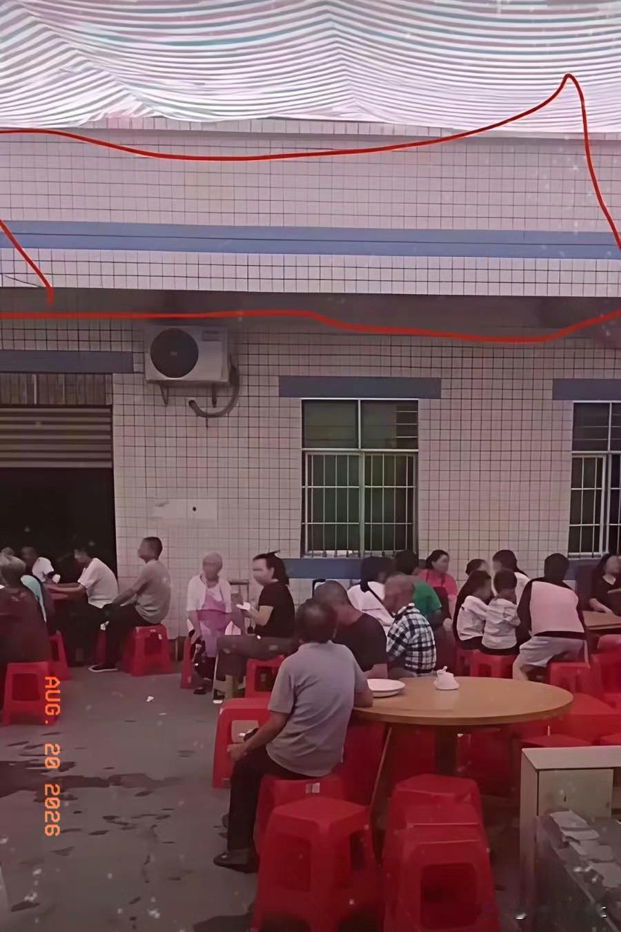 四川这起升学宴惨剧的罪魁祸首终于浮出水面——竟是建筑顶端的“女儿墙”坍塌。这面看