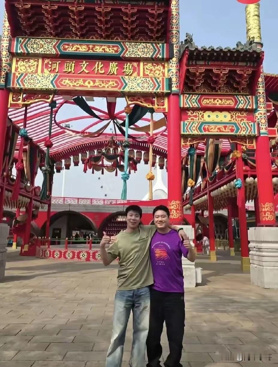 徐瑛彬没想到，堂堂的梁公子，竟然带自己吃路边摊，世乒赛夺冠后，梁靖崑可