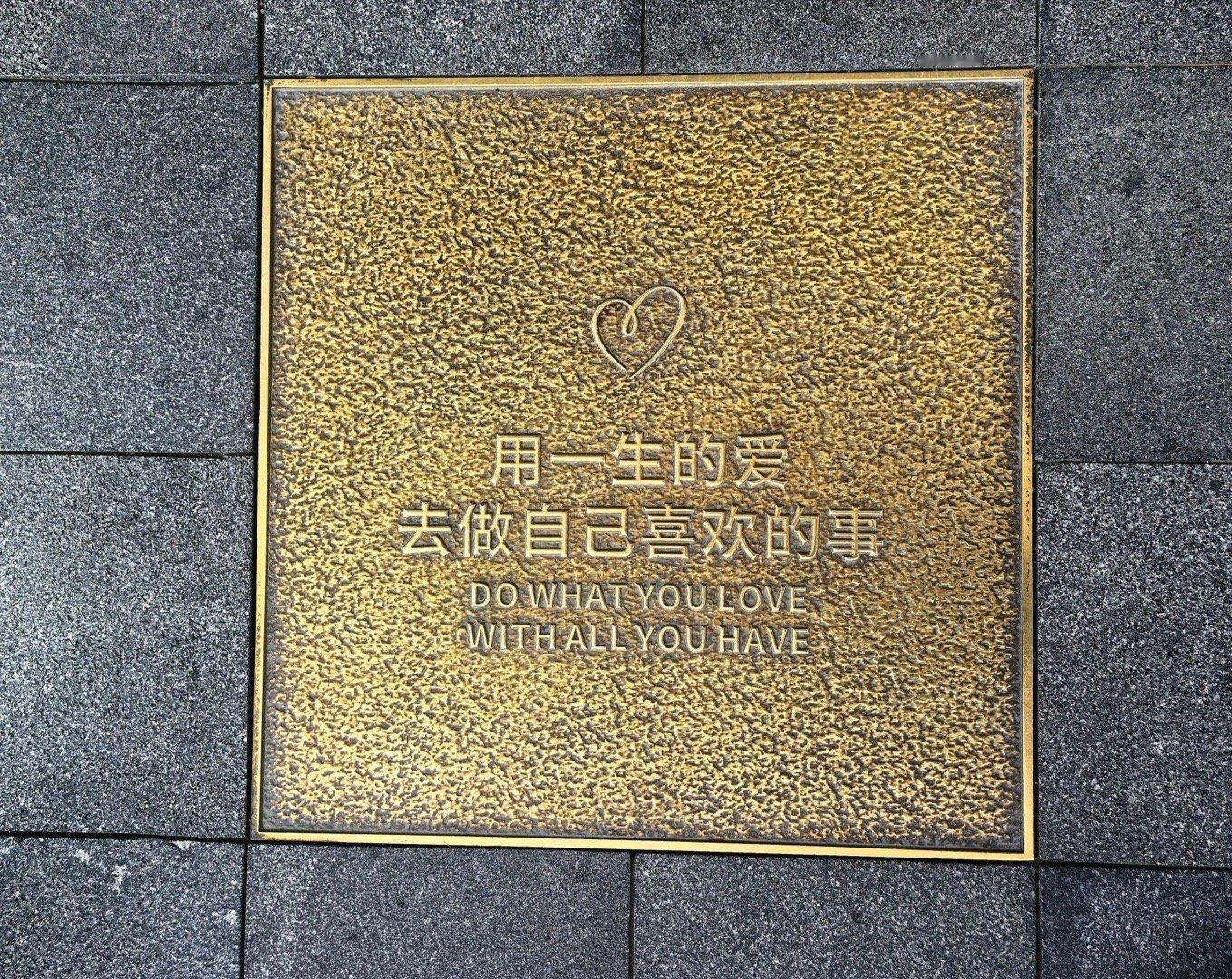 据观察，黄金大跌以后大部分人都是看空的，并且很多人是很开心的，有一点幸灾乐祸的感
