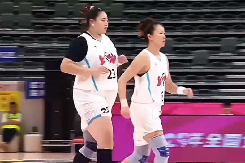 杨舒予38分，对飚刘禹彤33分，板凳得分仅2分