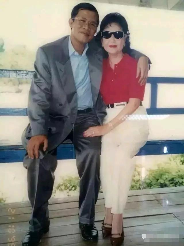 洪森和夫人年轻时就腻歪，如今两人孙子都有了还那么腻歪，这样的夫妻挺难得的。少年夫
