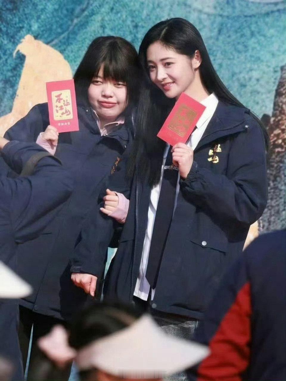 真不能怪杨洋粉丝抵制这个人进组《不让江山》，看图就明白了[捂脸哭]。剧组也是，