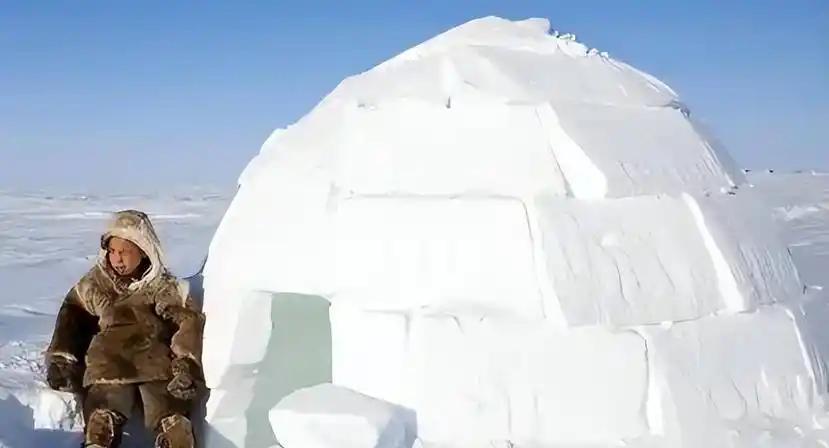 北极圈人热到光膀子上街，地球怎么了？“凛冬将至”在北极圈似乎已失灵。当地时间