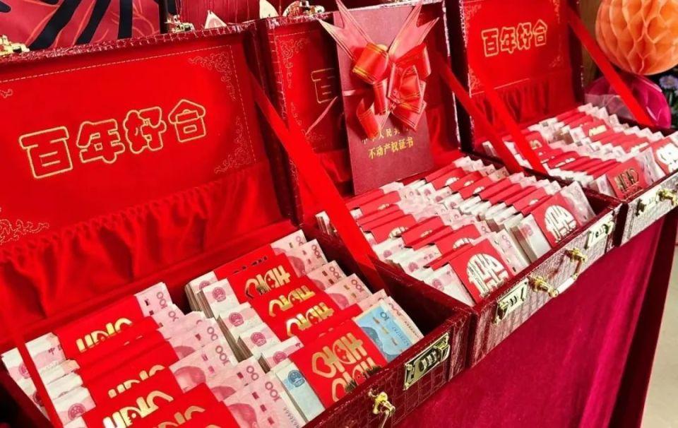 全国结婚人数较去年同期减少了26.4万对。现在有一个现象，很多父母为了能给儿子