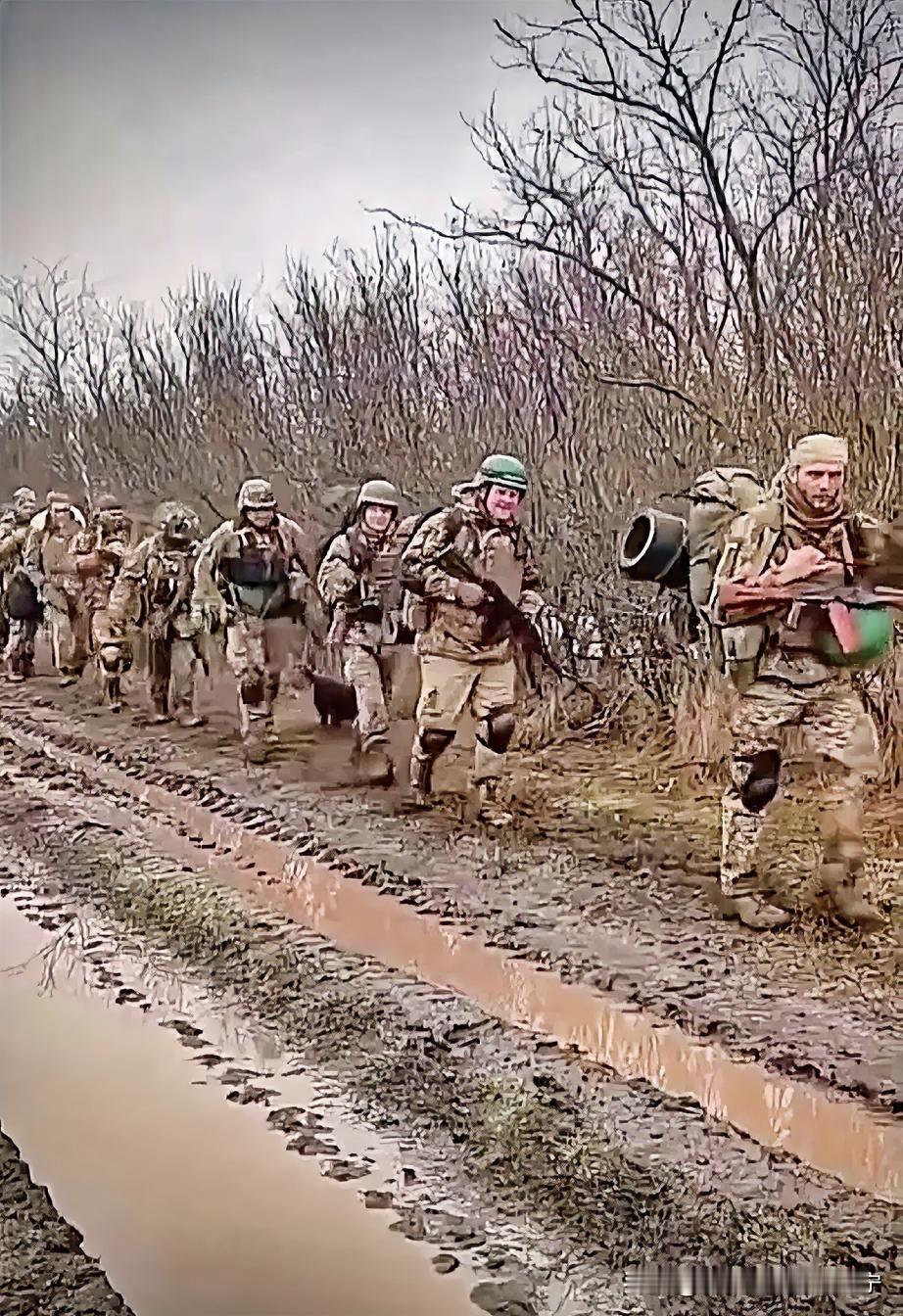 这是行进中的乌克兰士兵，从外形与容貌上能够清晰的判断出，这根本就不是年轻人。