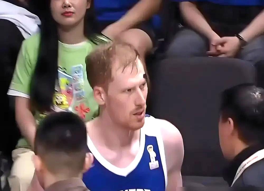 他挡拆后溜到三分线外，16投10中，一个人拿了27分。我们的内线就这么眼睁睁看着