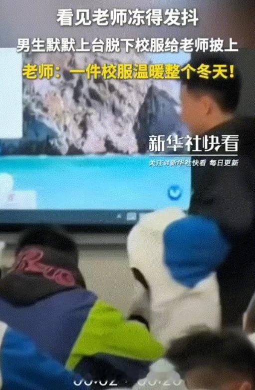 这一刻成绩已经不重要了！贵州，老师在讲台上看着学生们自习，后排一位男同学突然走上
