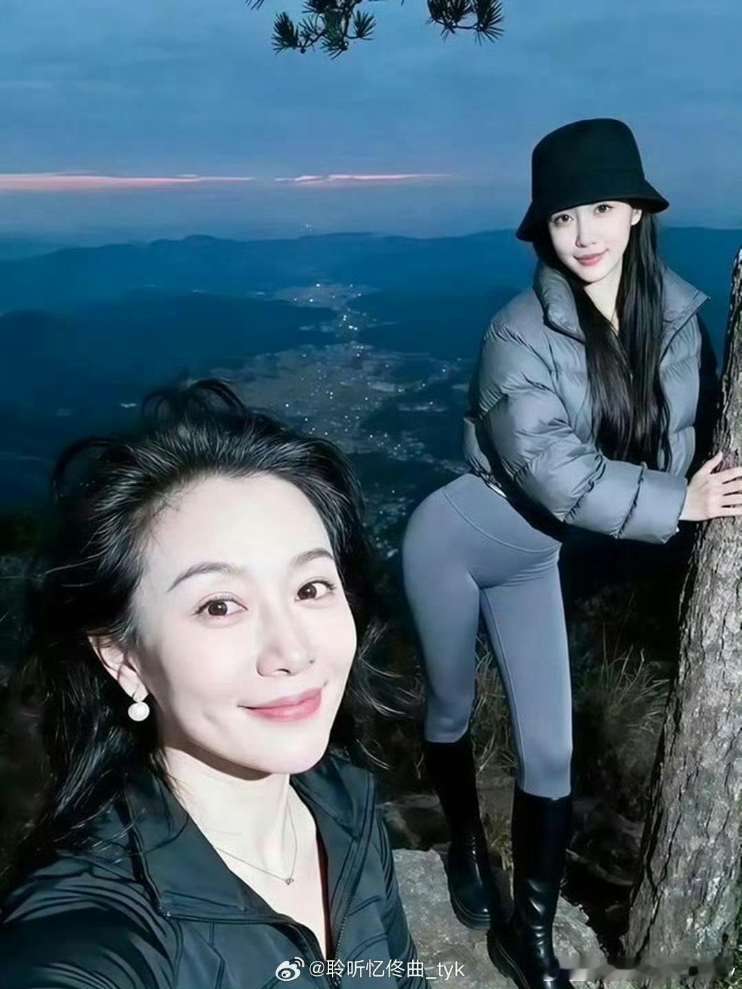 母女两人去爬山，你觉得哪个是母亲谁是女儿？？​​​
