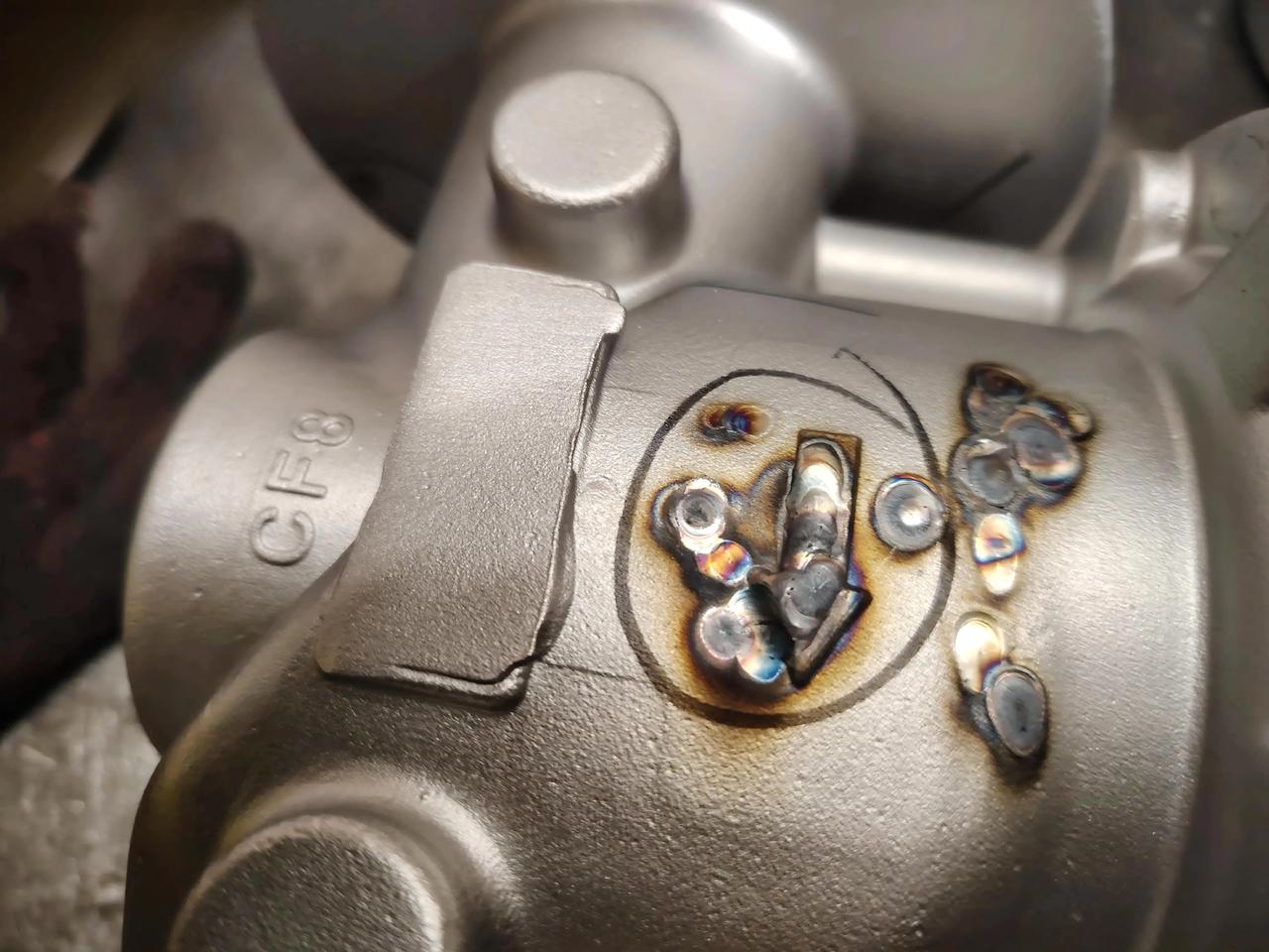 明天我同事就不用来上班了，他是自愿辞职离开公司的。他去年才进公司的，刚好干满一