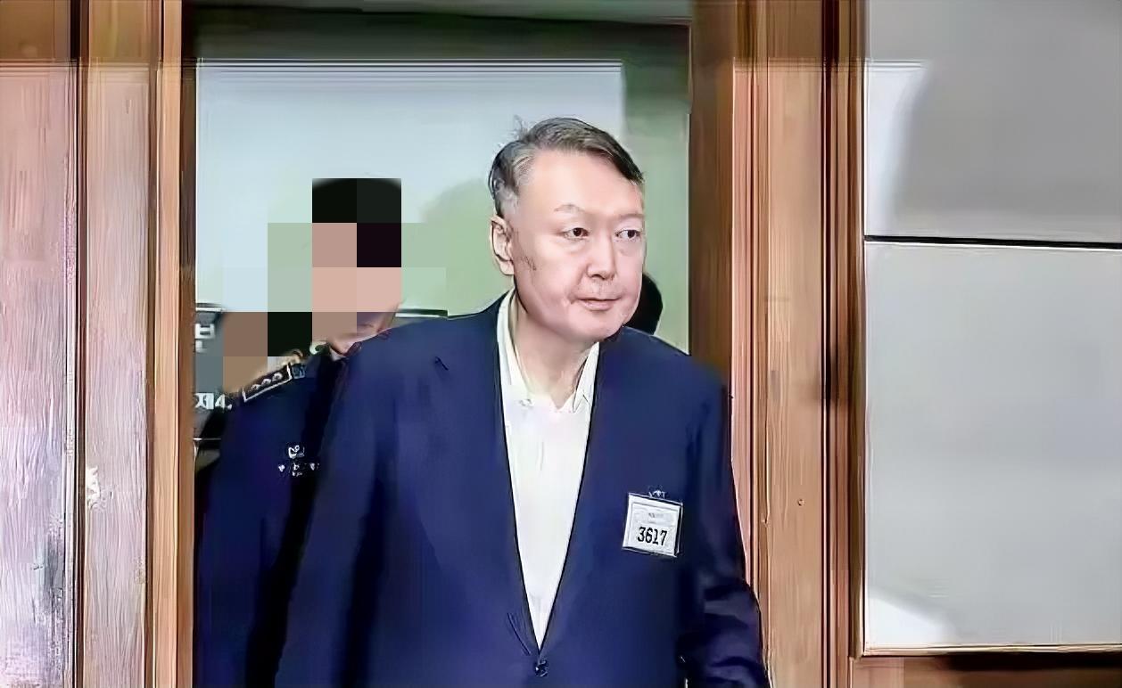 尹锡悦才被判5年？不！这才是第一起刑事诉讼判罚。1月16日，韩国前总统尹锡悦