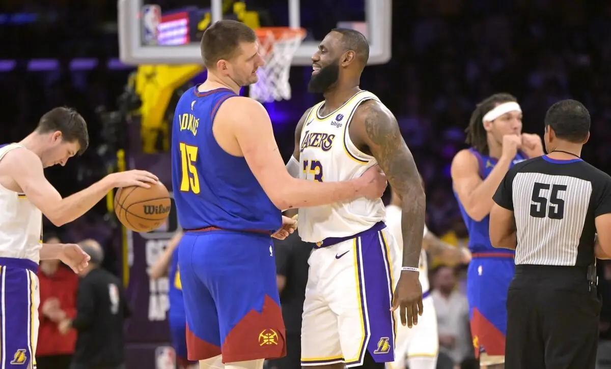 詹姆斯因为左肘受伤缺阵湖人跟步行者的比赛，詹姆斯刚开始打的挺拼命的，他是怎么受伤