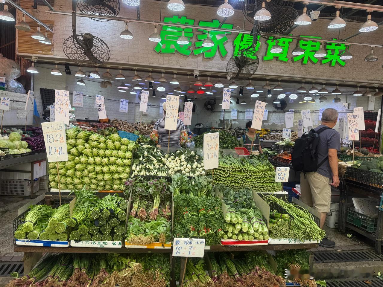 香港菜市场摆得好整齐啊，玉米10元3条跟深圳一样呢。香港人均寿命快90岁了，世
