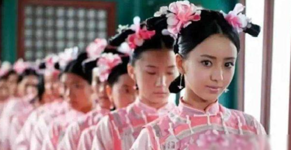 1407年，一批秀女即将送入皇宫献给皇上，半路上被锦衣卫指挥使<em>纪纲</em>拦住了，<em>纪纲</em>挑