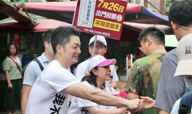 台立院18日三读通过蓝白并案的再修正动议「剀剀条款」，对虐童致死者处以极刑。国民
