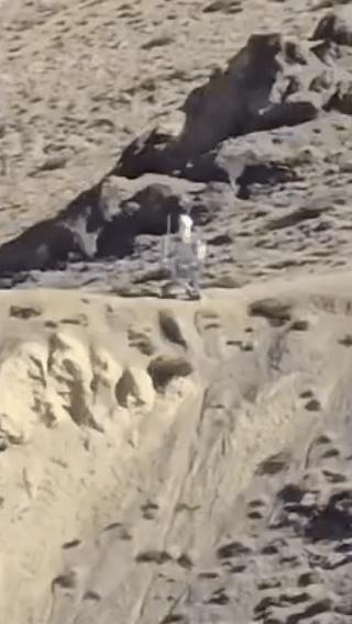 印度人还在傻笑：中印边境，解放军用机器人站岗 说起中印边境，大家脑海里总浮现