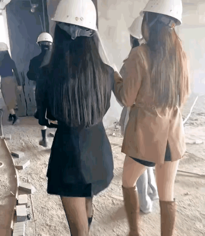 就弱弱的问一下，棕色衣服这位美女，你会不会戴口罩？黑色衣服美女会不会戴安全帽？以